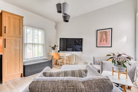 Top performing Airbnb: Bright, well equipped flat, in historic area in Mackworth