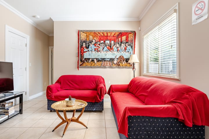 2br With Separate Entrance Located Near Amenities - Surrey