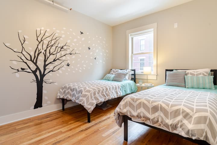 El dormitorio #2 en el segundo piso tiene dos camas individuales, máquina de sonido, mantas adicionales y un vestidor.