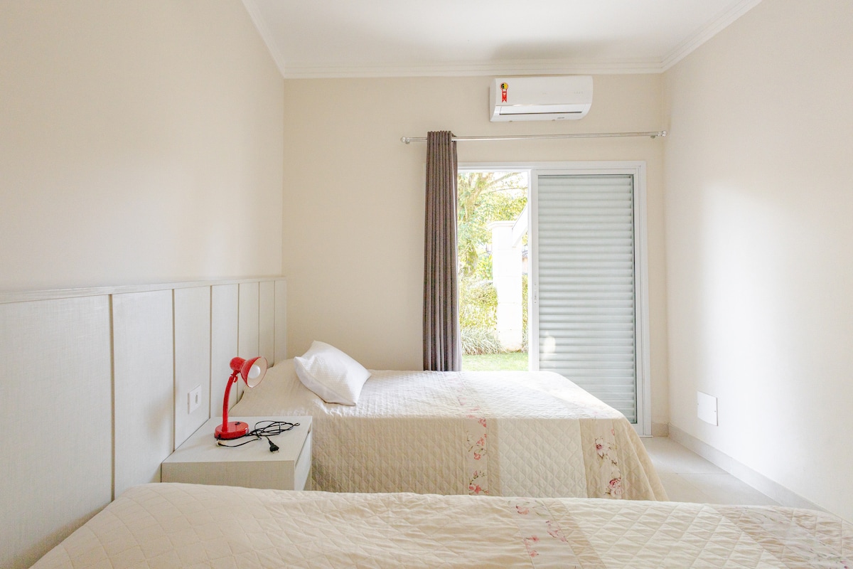 Jedna menšia manželská posteľ, jednolôžko s bicama