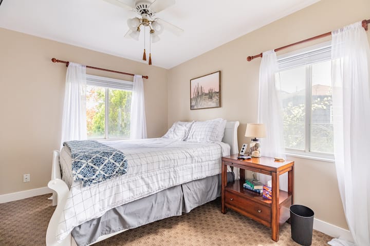 เตียงควีนไซส์ 1 หลัง 