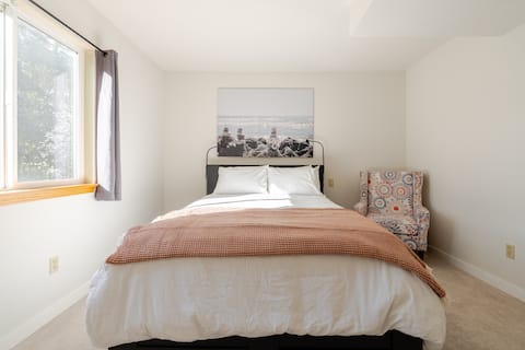 Peaceful garden view | private entry | sleeps 4