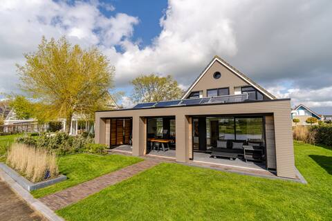 Watervilla Terhorne directly on the waterfront