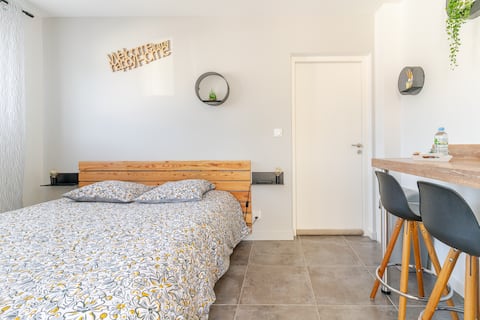 PRIVATE SUITE *** all comforts, ideally located