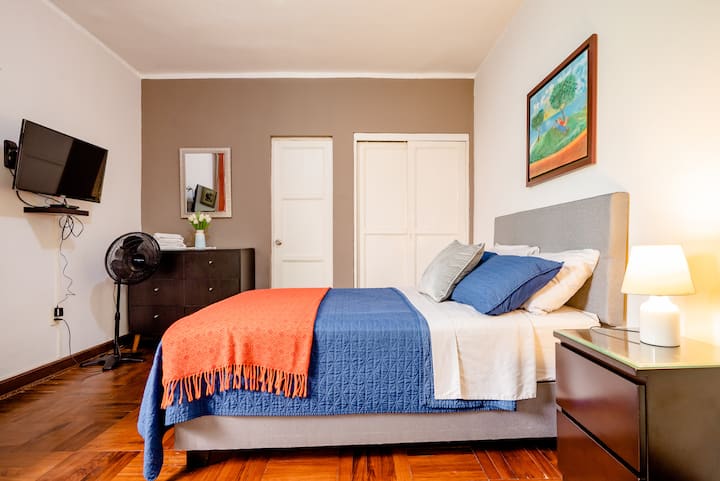 Cama grande, TV por cable, ventilador, más cerca, cómoda y baño privado 