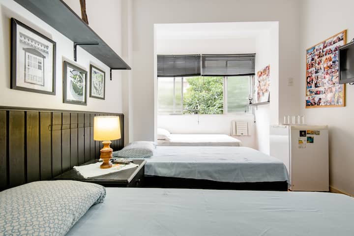 Dos camas individuales y cama doble