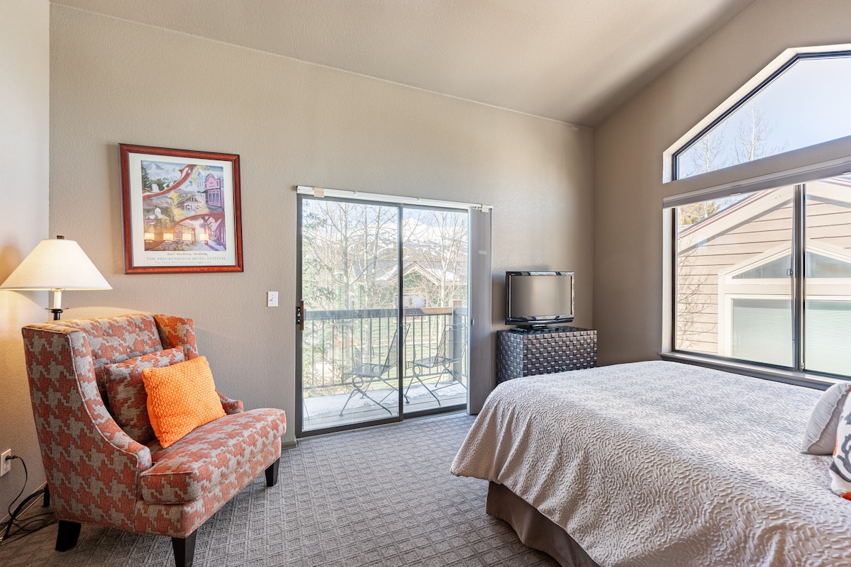 顶层主卧套房，配备私人露台和智能电视。