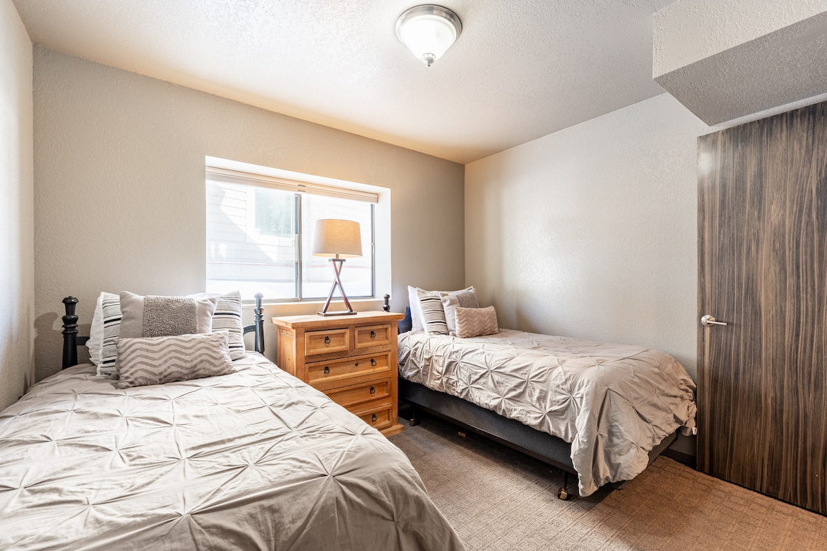 底层双床房。全新床垫！