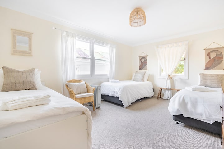 СПАЛНЯ 3
с
2 единични легла
2 двойни легла
Едно нощно шкафче и лампа, скрин и закачалка за дрехи, нагревател за маслени колони и електрически одеяла.
Подходящо за двама възрастни или 3 - 4 деца