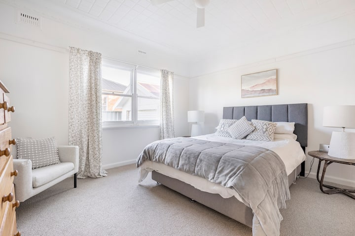 СПАЛНЯ 2 Двойно легло, фотьойл, скрин, нощни шкафчета и лампи, вентилатор на тавана, нагревател за маслена колона и електрически одеяла.