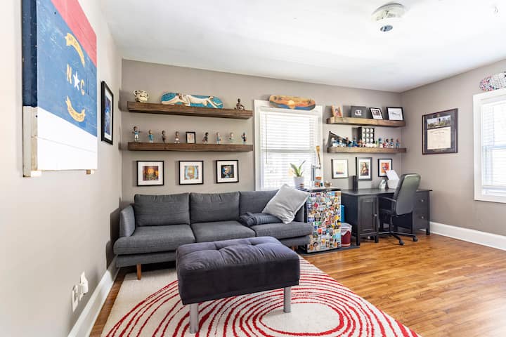 Privatna spavaća soba br. 2 / pomoćni dnevni boravak i uredski prostor.  Ima TV, ormarić s videoigrama i retro konzole za videoigre.  Može spavati 1 na futonu i 1 na zračnom madracu veličine Queen.