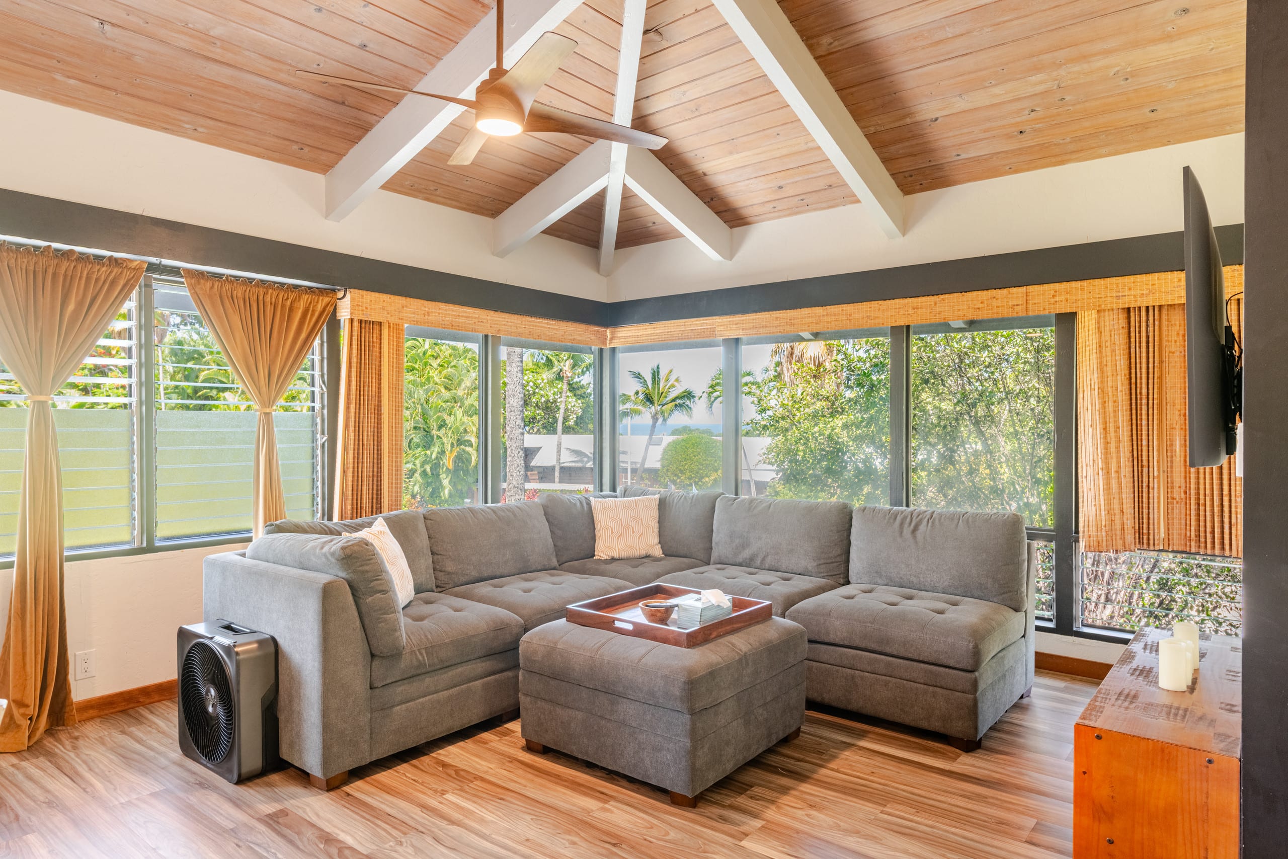 Home in Kailua-Kona · ★4.91 · 3 bedrooms · 5 beds · 3 private baths - Image 3