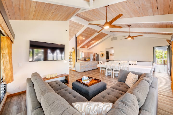 Upstairs living room area 