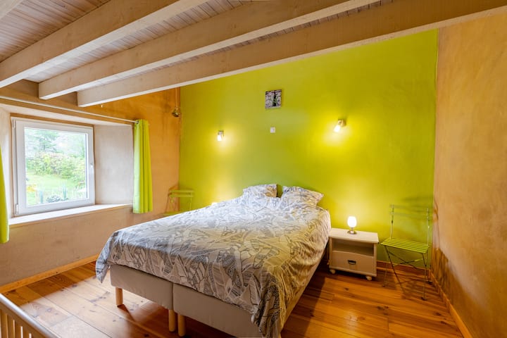 La spacieuse chambre des parents avec lit confortable de 160 cm- Isolation ultra-performante.