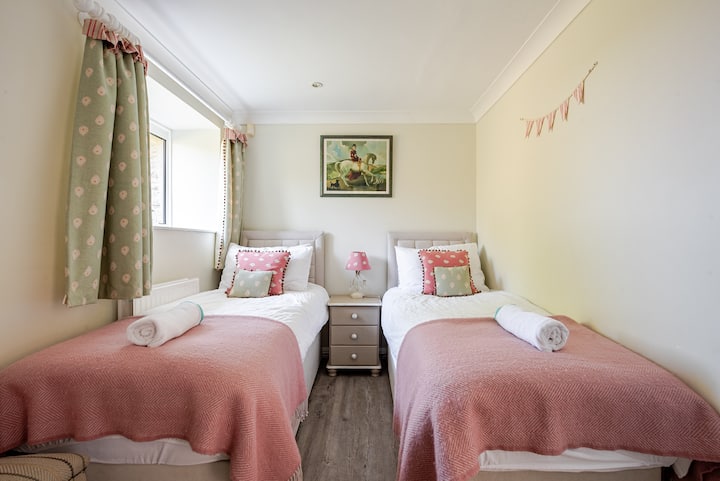 Chambre à deux lits, qui peuvent être assemblés en lit King Size 