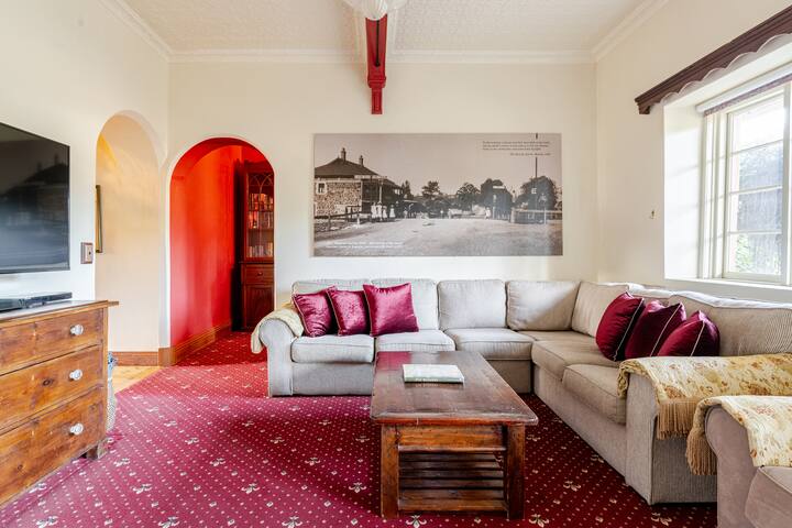 LYNDOCH GRAND VILLA IN BAROSSA VILLAGE SLEEPS 14 gallery image 2