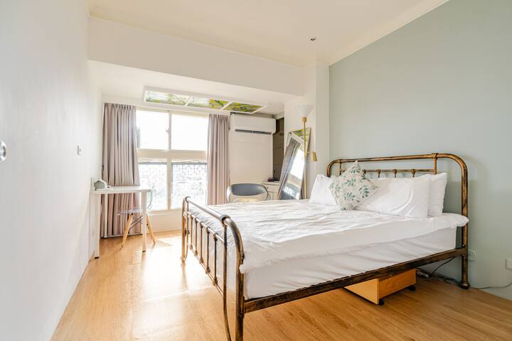 Shiny Elevator 4BR near Daan Park | Family Perfect gallery image 3