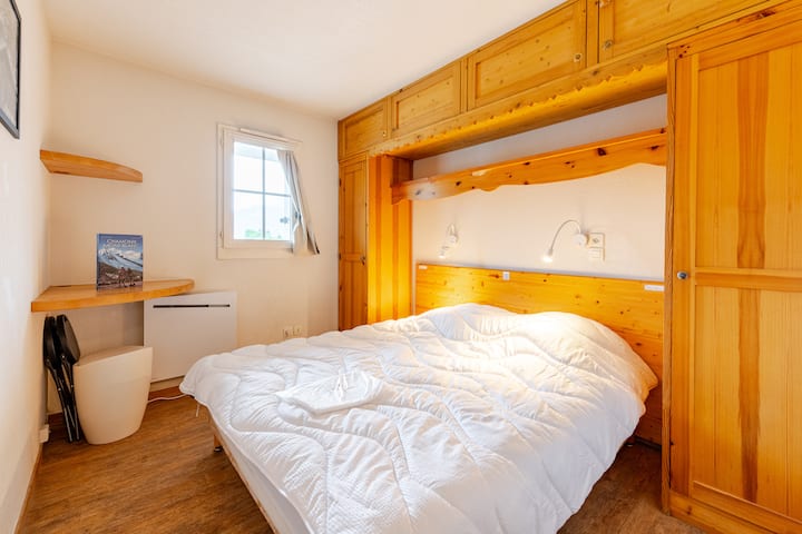 Habitación principal con zona de escritorio