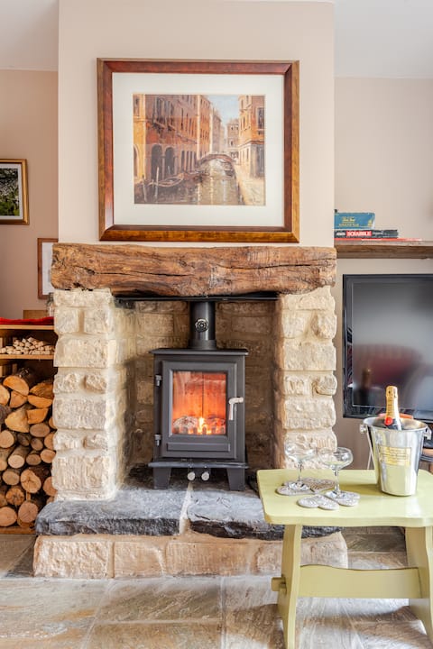 Top Airbnb: 4 Star Cotswold stone cottage in Winchcombe