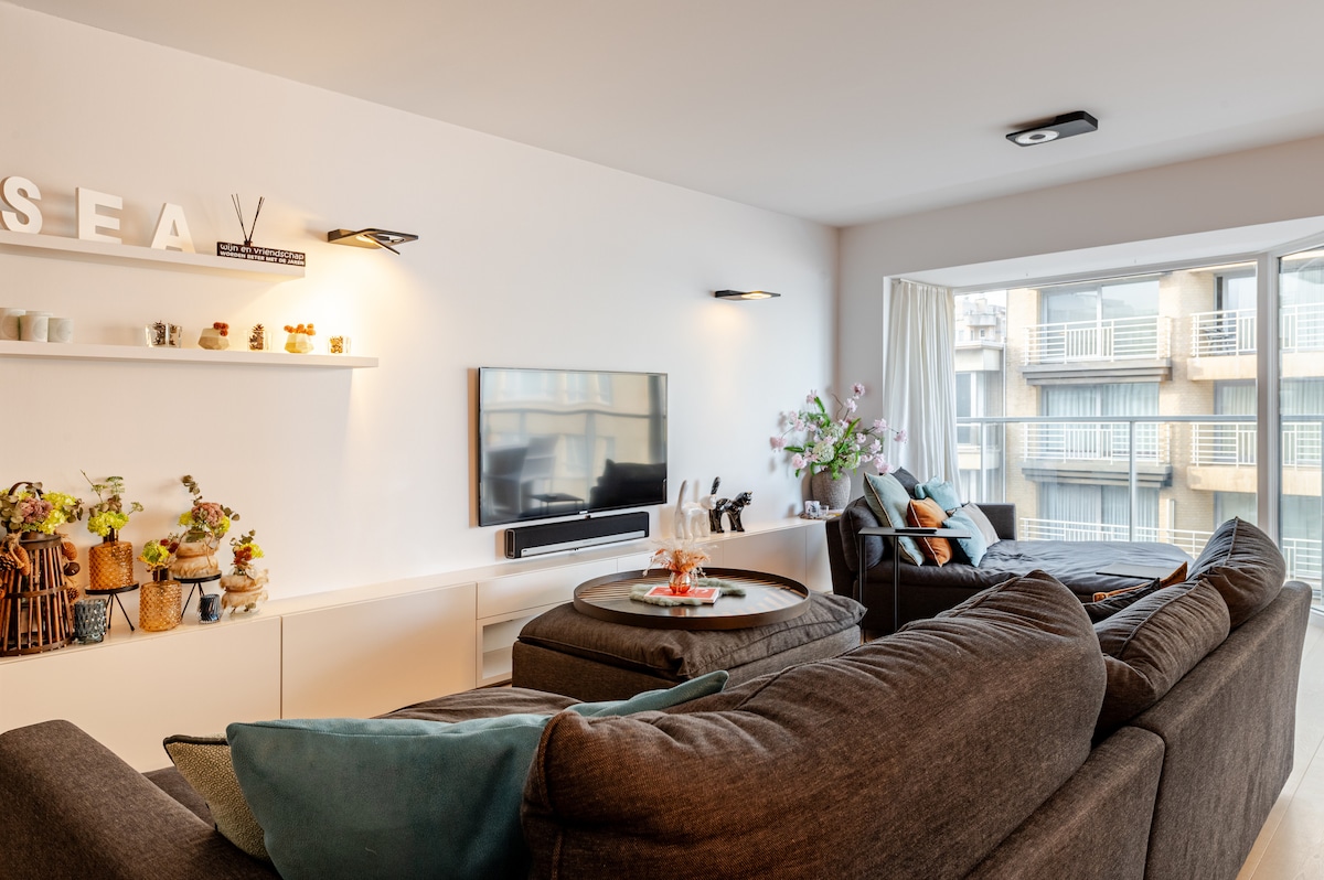 Top performing Airbnb: Spacious contemporary apartment with sea views and garage in Middelkerke
