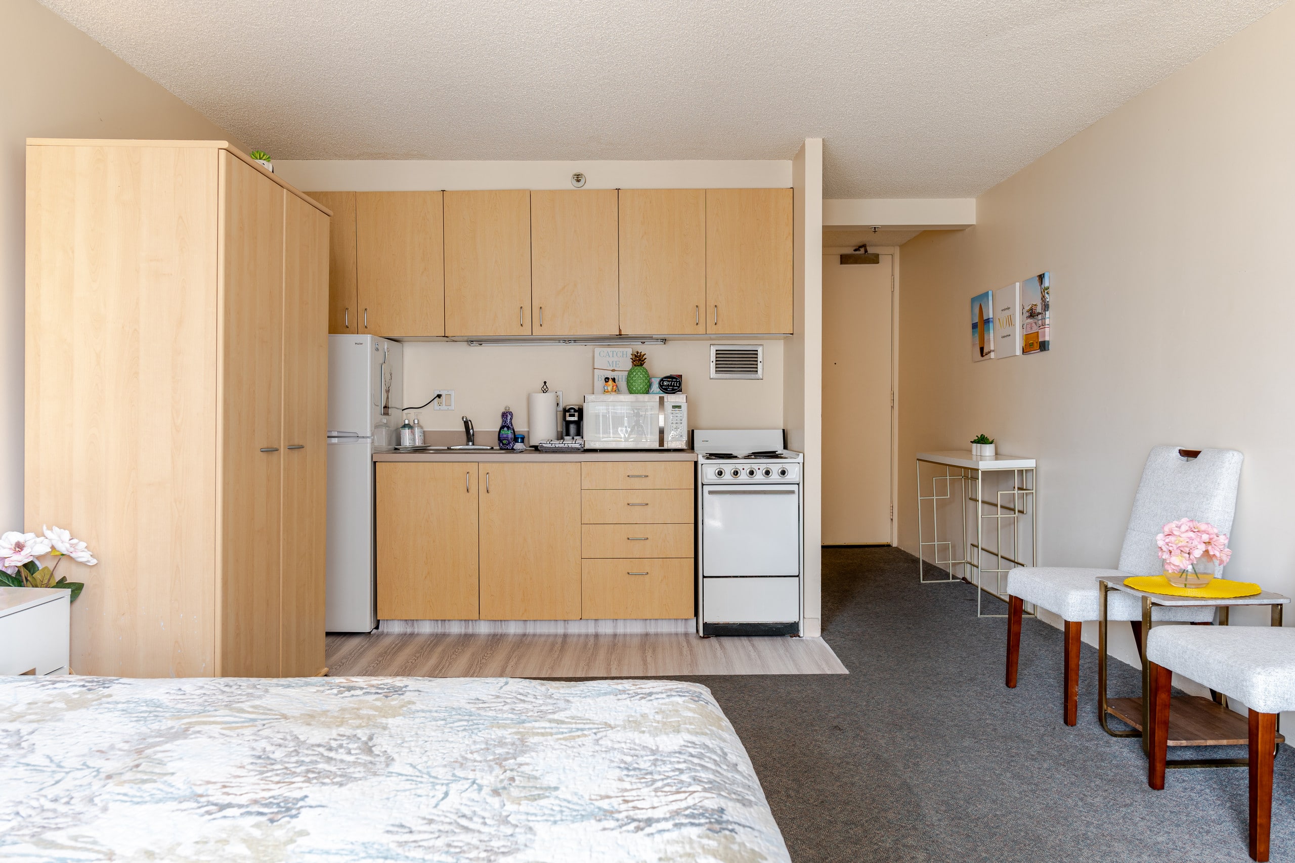 Lovely King Bed FREE Assigned Parking Pool Waikiki - Image 8