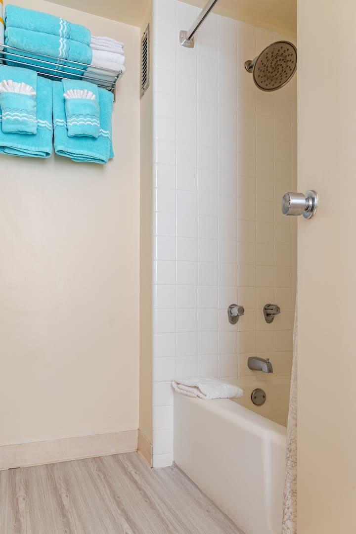 Lovely King Bed Free Assigned Parking Pool Waikiki - Kailua