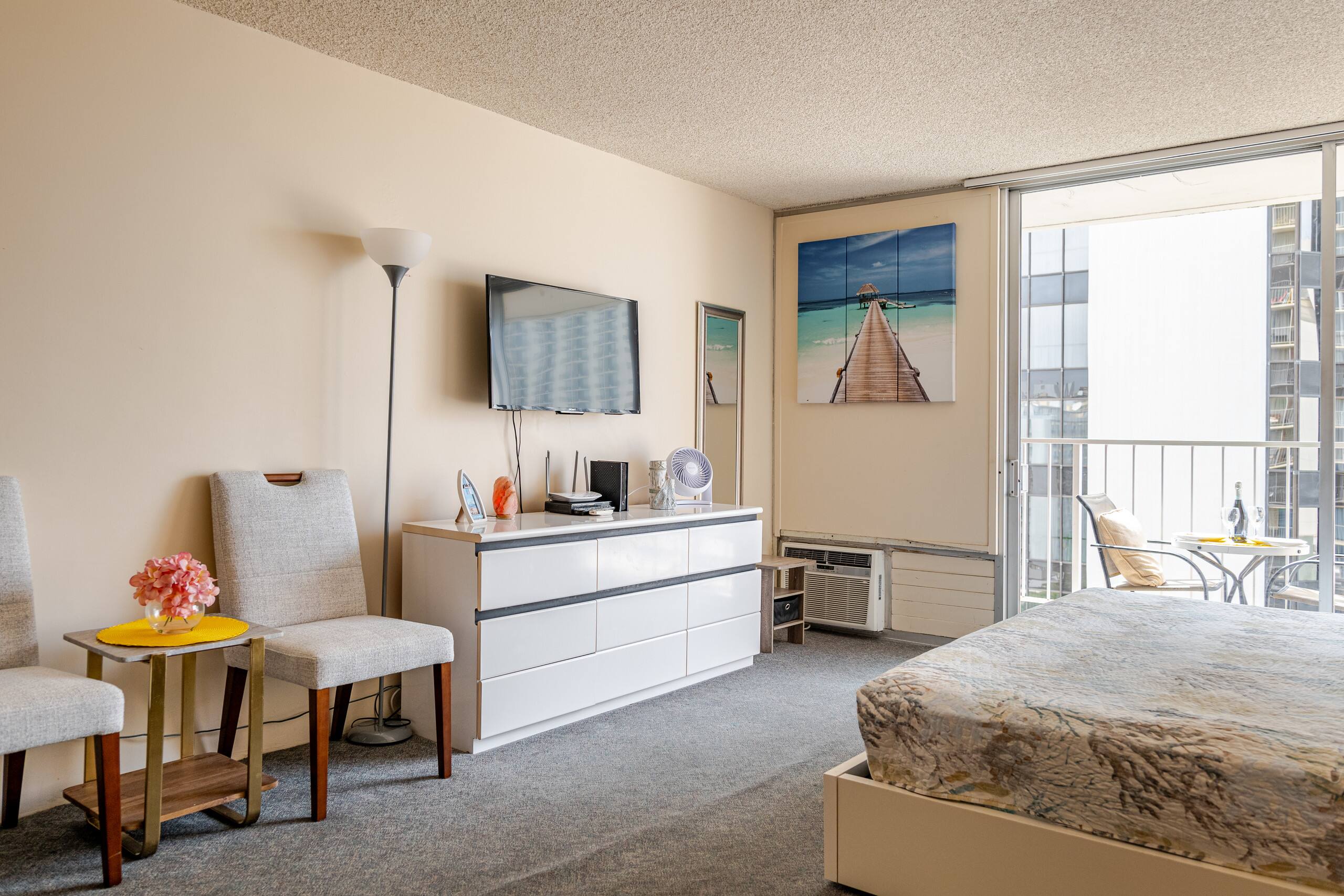 Lovely King Bed FREE Assigned Parking Pool Waikiki - Image 7