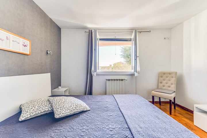 Habitación con aire acondicionado y armario /cama de 160.