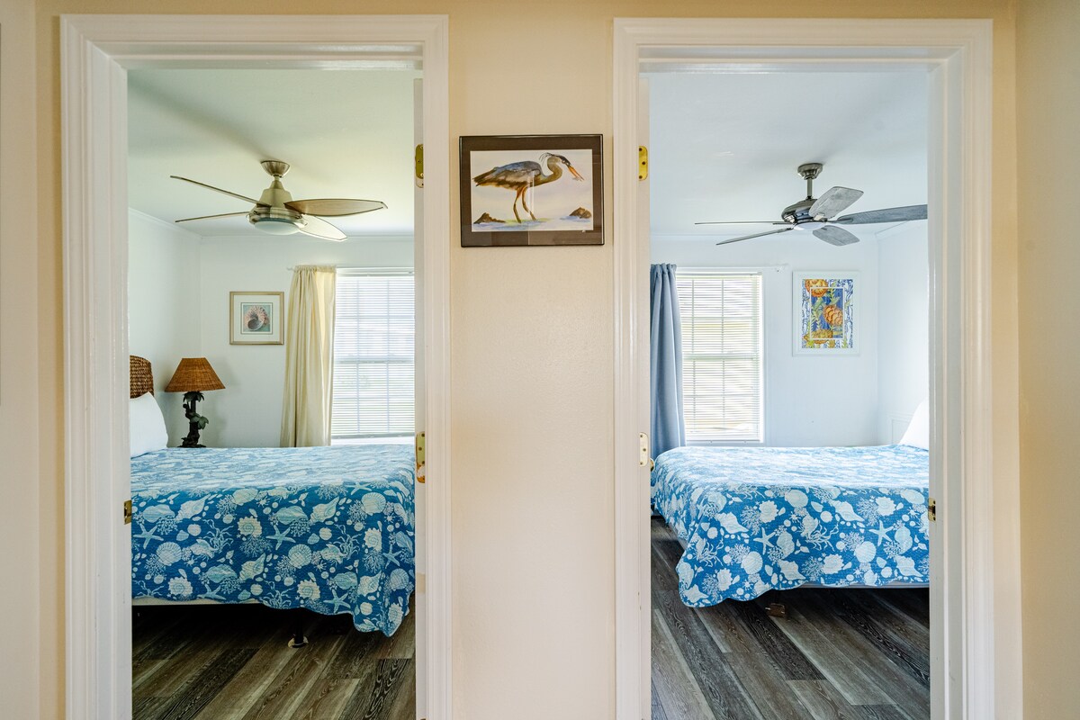 Спална соба 2 е сината соба десно!