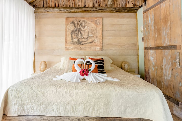 Detail dekorasi dan tempat tidur nyaman yang menyambut tamu kami.