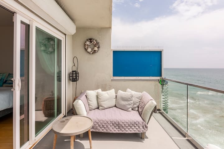 Oceanfront 2B Condo + Private Beach at Low Tide