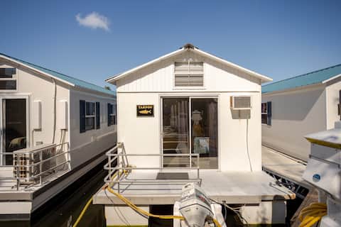 HOUSEBOAT 2BD, 1 BATH PRIVATE KEYS COTTAGE MULLET