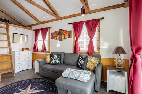 Floating 2 BD, 1 BATH Private Villa Pirates Lair