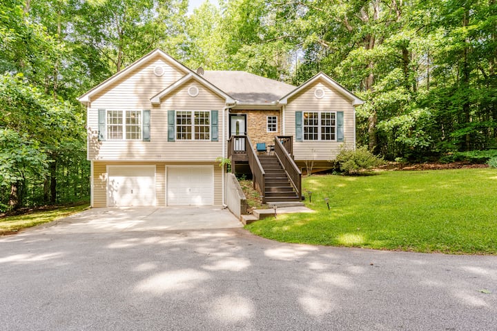 Modern, cozy, wooded 4br 3bath 1 mile from town sq