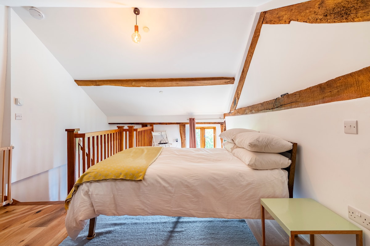 楼上还有一间卧室，隐藏在屋檐上。 里面有一张全新的超级加大双人床。 