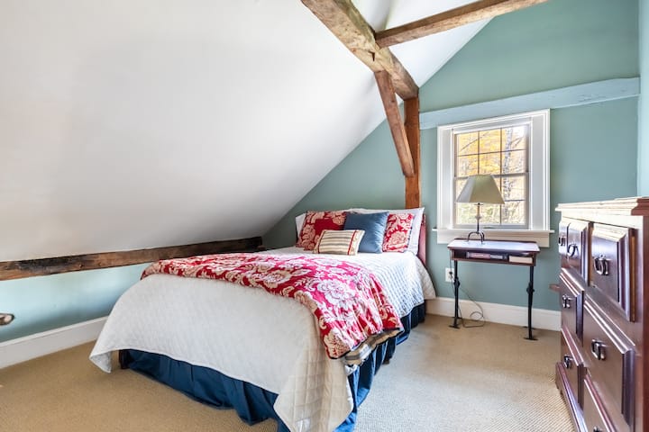 Both beds have high-end mattresses and high-quality linens. Let us know if you prefer cotton, jersey or flannel sheets!
