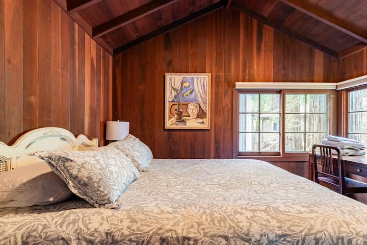 Ეს არის მთავარი საძინებელი 1/2 სააბაზანოთი და სამუშაო სივრცით 