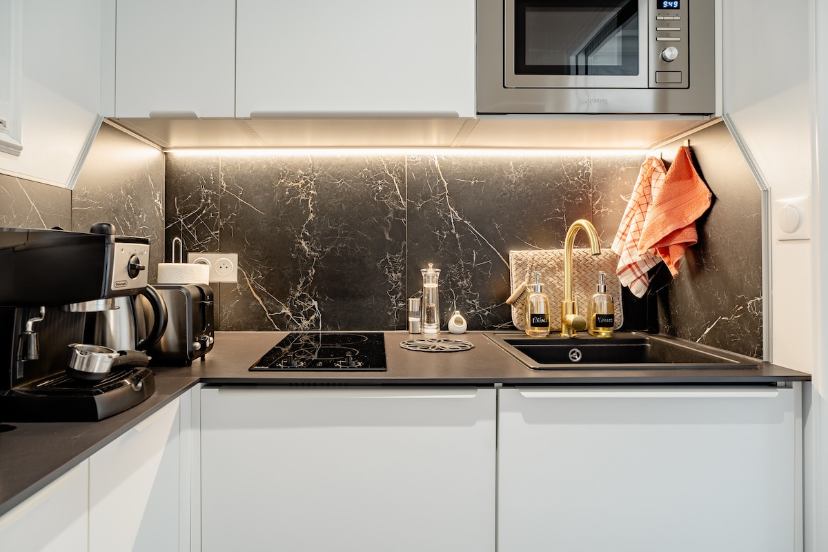 Popular Airbnb listing: L'Étape – Air-Conditioned Studio Near the Train Station in Sud Gare