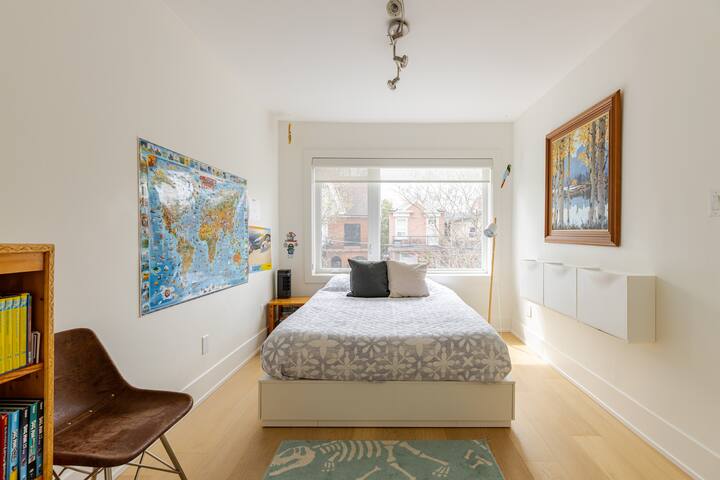 Executive Leslieville home w/ luxury sauna/hot tub gallery image 2