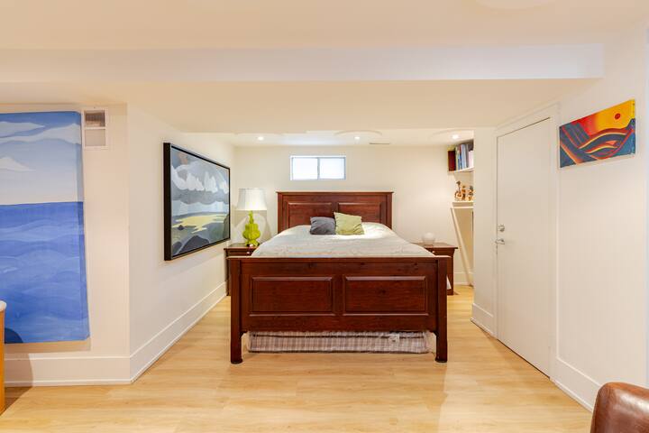 Executive Leslieville home w/ luxury sauna/hot tub gallery image 3