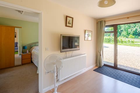 Top Airbnb: Self contained flat in idyllic country setting. in North Kesteven