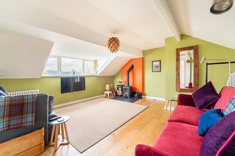 Windermere 1 bedroom flat with Private Parking.