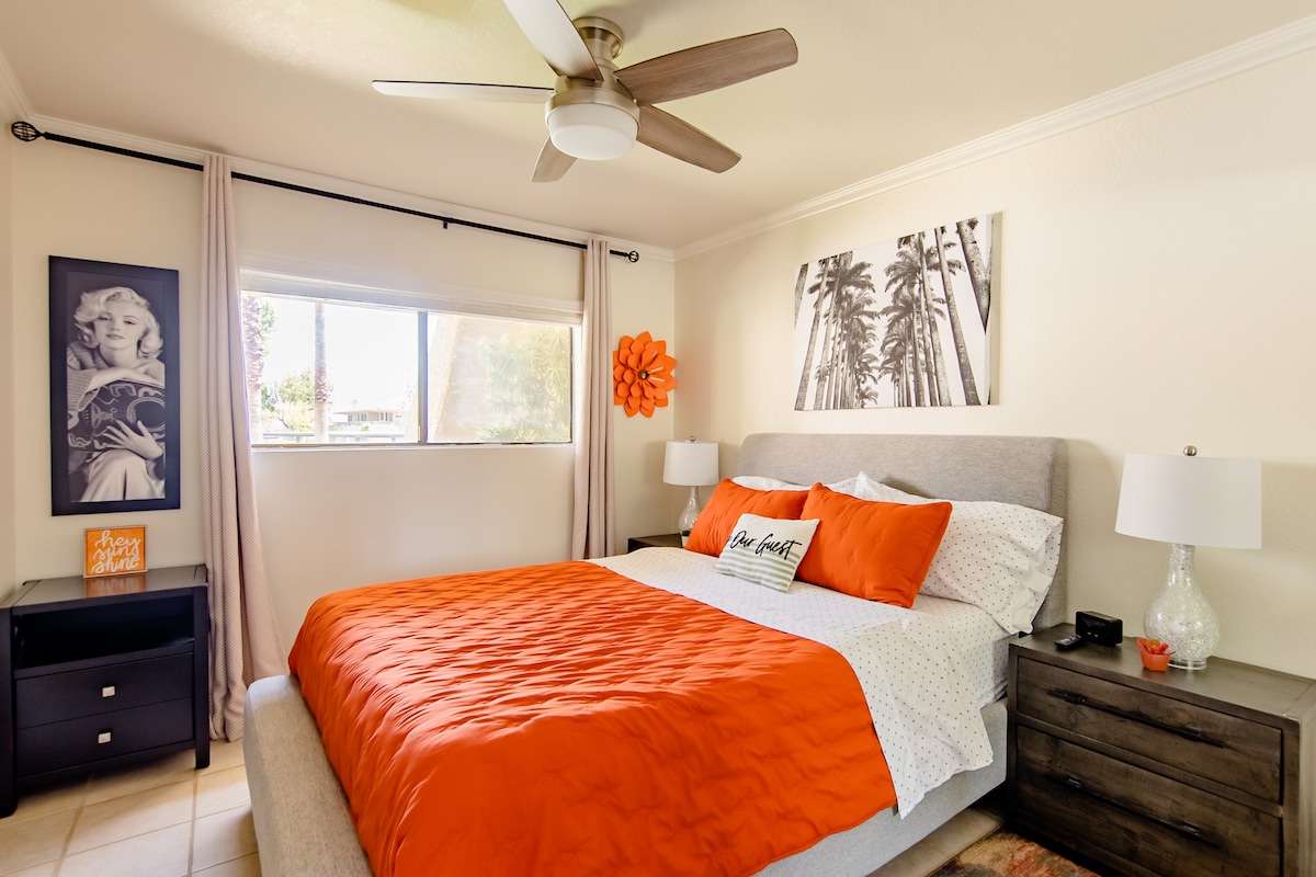 מיטת קווין סייז עם מזרן קספר, מאוורר תקרה עם שלט רחוק, 2 שידות לילה גדולות, שידה קטנה אחת עם 3 מגירות,  2 מנורות, תריסים, וילונות האפלה, ארון דלת עם מראה 