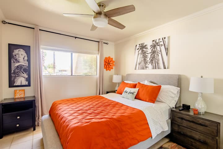 Manželská posteľ s matracom Casper, stropný ventilátor s diaľkovým ovládaním, 2 nadrozmerné nočné stolíky, 1 malá komoda s 3 zásuvkami,  2 lampy, žalúzie,  zatemňovacie závesy, zrkadlová skriňa na dvere 