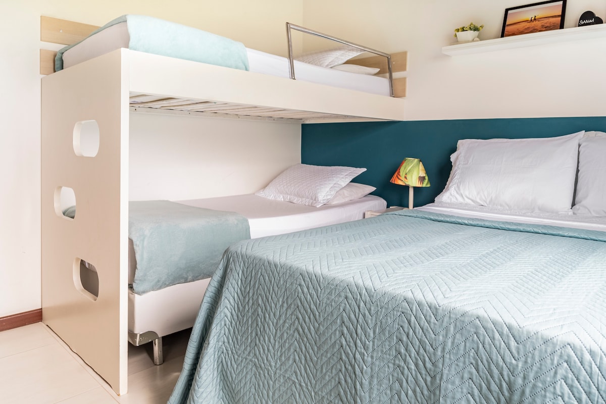 غرفة شروق الشمس - مريحة ومريحة، تستوعب بشكل مريح 4 أشخاص، مع إطلالات على البحر وشروق الشمس.