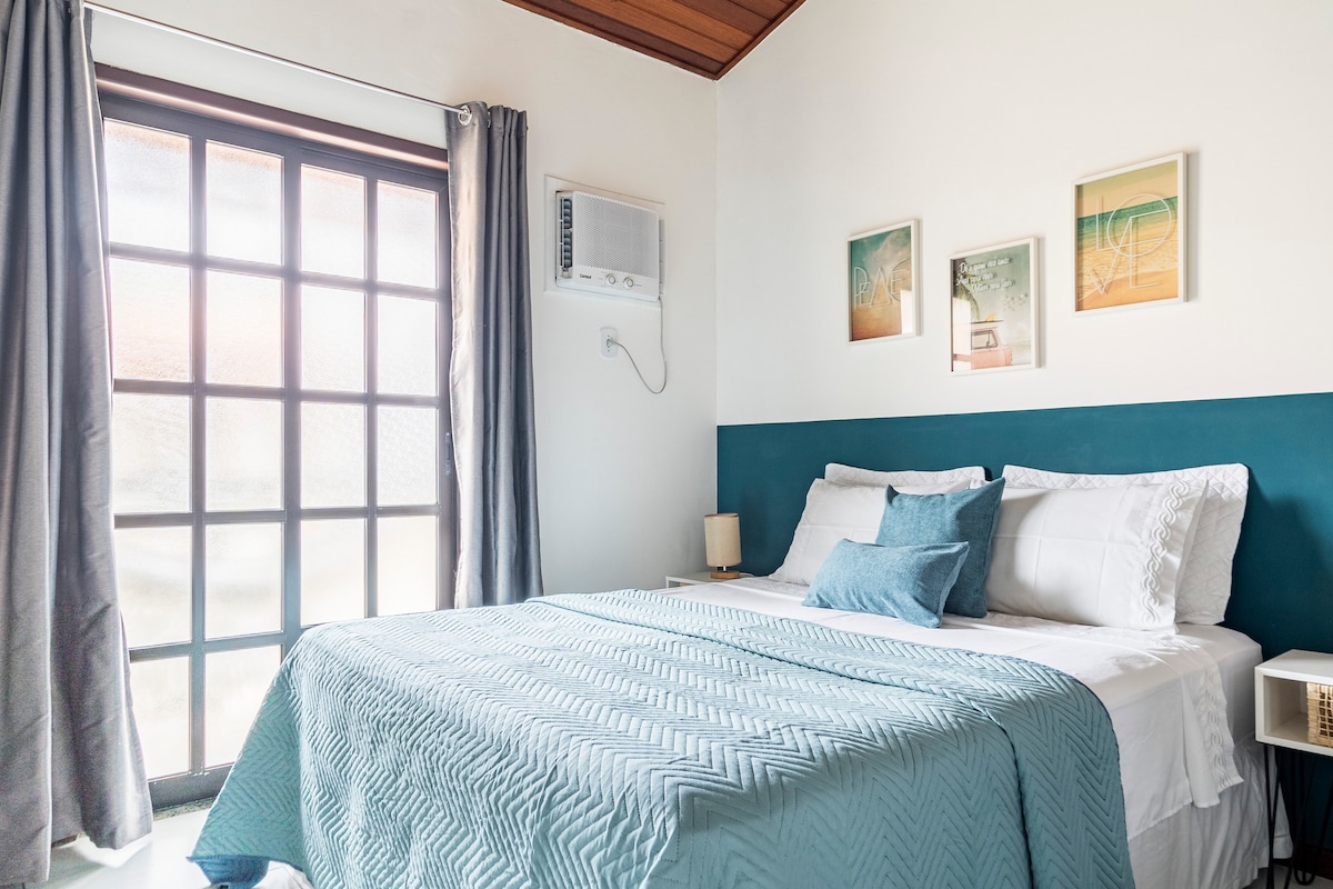 جناح غروب الشمس - واسع ومريح، مع شرفة وإطلالة على البحر، مثالي للاستمتاع بغروب الشمس.