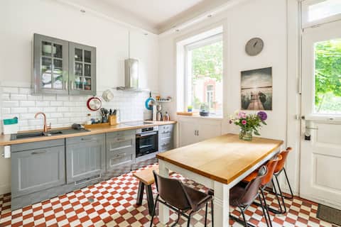 Spacious 185 m² old building apartment in a prime location 7 rooms, 2 kitchens, 2 bathrooms