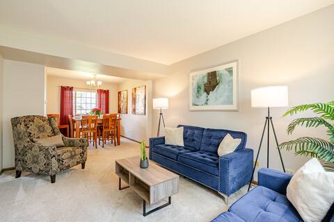 Modern Lagoon 3 br entire house sleeps 8. King bed