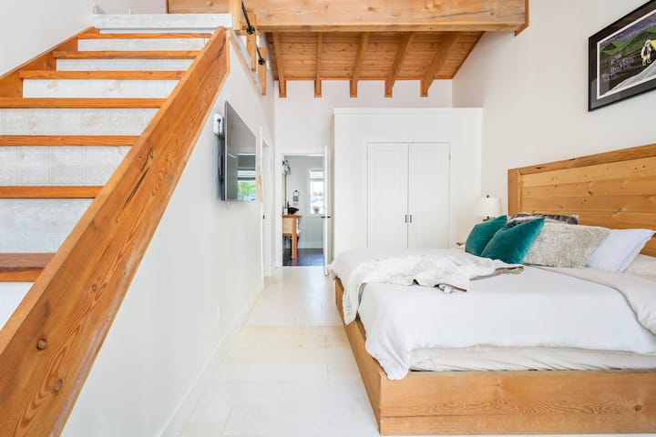 Bračni krevet (180x200) sa susjednom kupaonicom