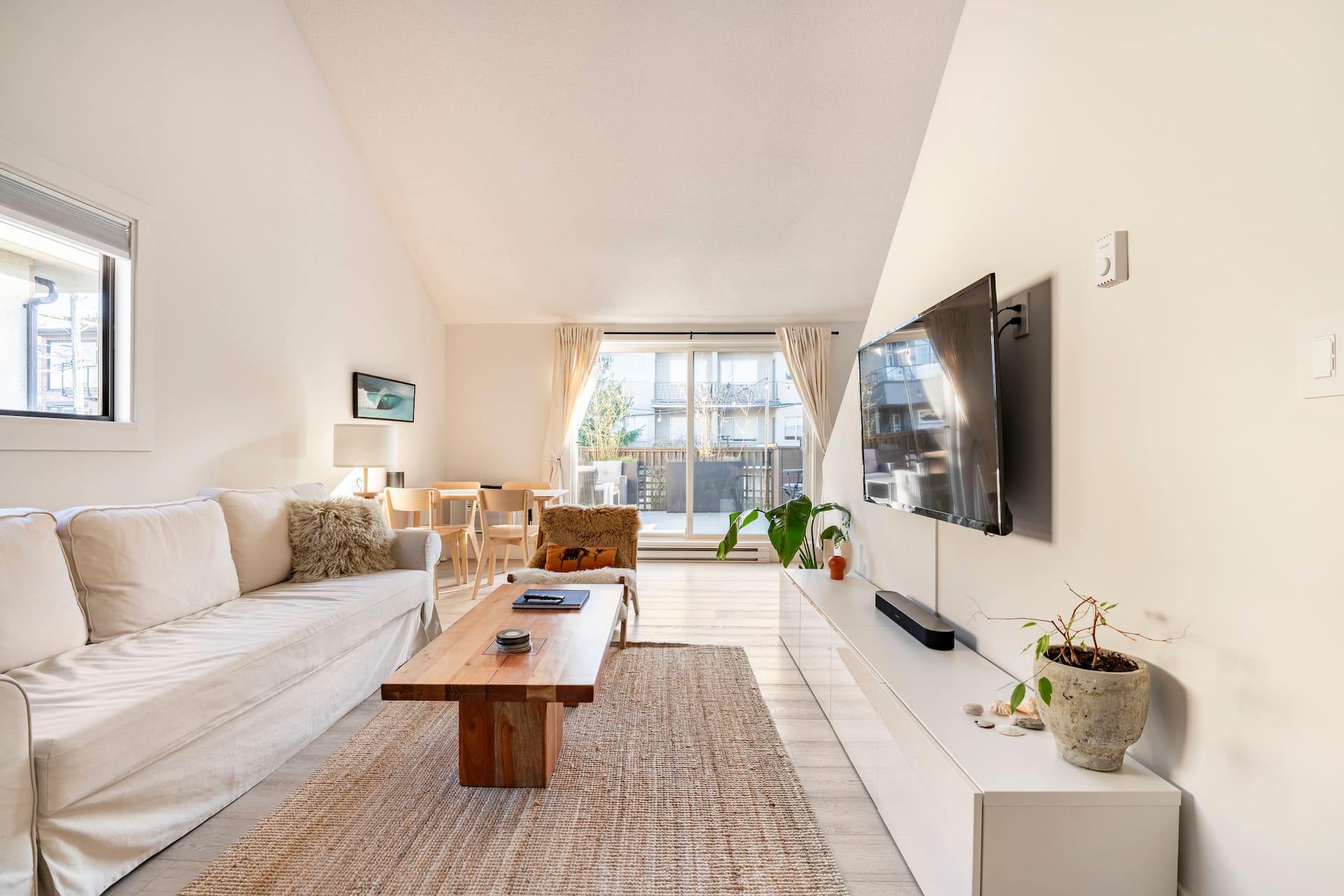 Kitsilano Loft w/Sunny deck & Parking by Beach — Foto 3